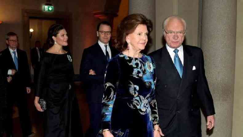 Rainha Silvia e o rei da Suécia, Carl 16 Gustav, com a filha Victoria atrás