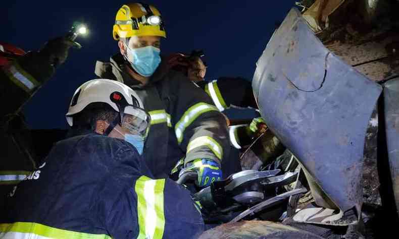 Corpo do motorista do caminho que despencou de ponte na BR-381, em Minas Gerais, foi resgatado neste sbado (16/01)(foto: Divulgao/Corpo de Bombeiros)