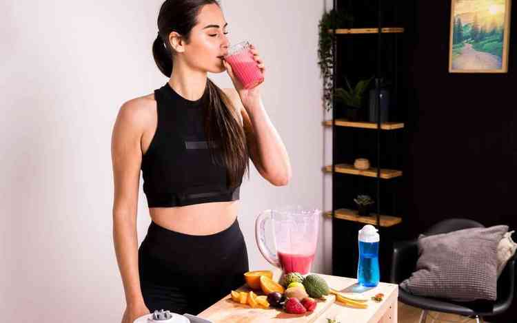 Mulher se alimentando com comida saudvel 