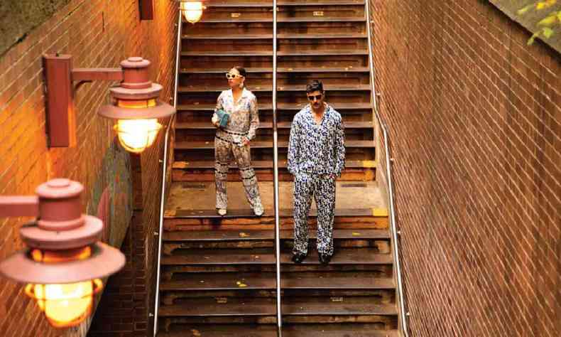 Kadu Dantas e Patricia Bonaldi usando pijamas estampados em escada