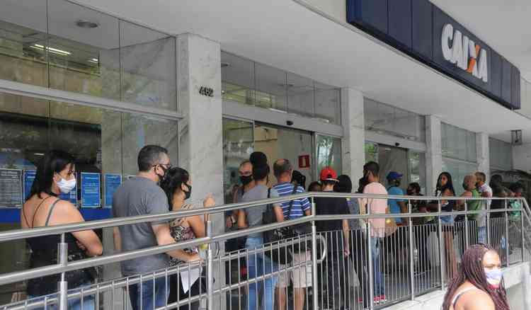 Entrada da Caixa Econmica, com fila.