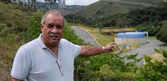 Walmir Braga, de entidade que rene condomnios, em frente  ETE da Copasa: 