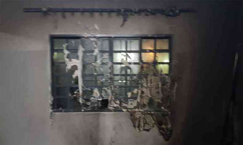 Criminoso quebrou janela de posto da PM em Lavras e ateou fogo(foto: Reproduo da internet/WhatsApp)