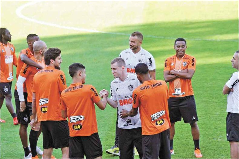 Três dias depois de anunciar a aposentadoria como jogador, Adilson foi apresentado para os ex-companheiros de time como assistente do treinador Rodrigo Santana(foto: Juarez Rodrigues/EM/D.A Press) Três dias depois de anunciar a aposentadoria como jogador, Adilson foi apresentado para os ex-companheiros de time como assistente do treinador Rodrigo Santana(foto: Juarez Rodrigues/EM/D.A Press)