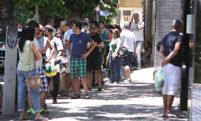 Procura pela vacina provocou longas filas nos postos de sade de Belo Horizonte nesse sbado (foto: Edesio Ferreira/EM)
