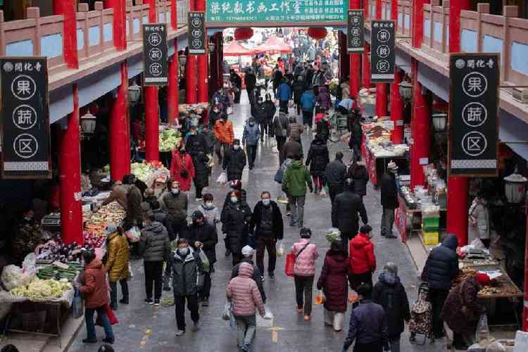 Pessoas em mercado aps reabertura da economia chinesa, em dezembro de 2022