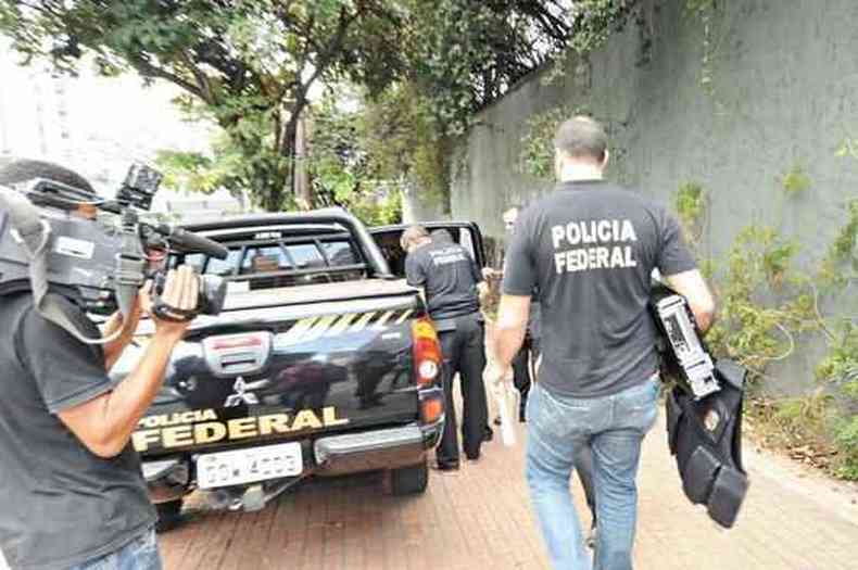 Policiais federais em ao na Operao Lava-Jato em Belo Horizonte: escndalo de corrupo levou polticos e empresrios para a cadeia(foto: Jair Amaral/EM/D.A Press)