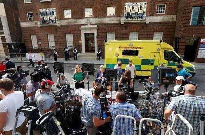 Jornalistas est�o de prontid�o na porta do hospital St Mary, � espera do an�ncio do nascimento da terceira pessoa na linha de sucess�o ao trono brit�nico(foto: REUTERS/Suzanne Plunkett )
