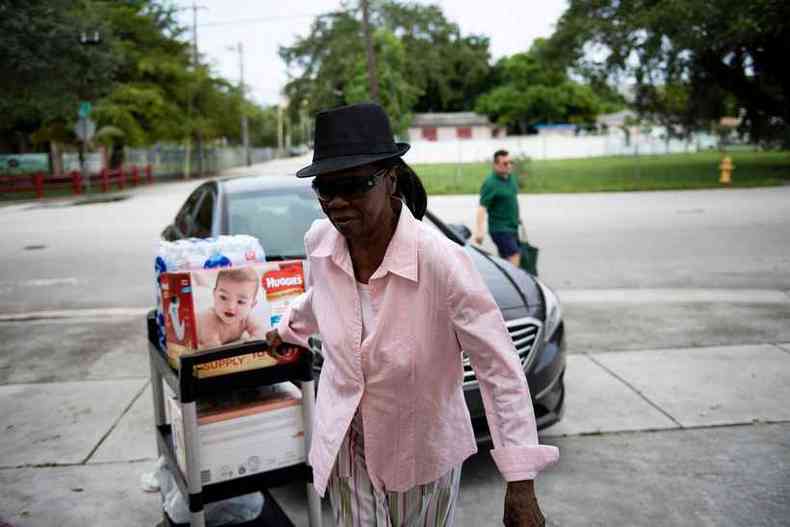 Miami, Flrida. Voluntrios coletam donativos para as famlias deslocadas para abrigos por causa do furaco Dorian. Governo americano ordenou a evacuao de cerca de um milho de pessoas(foto: BRENDAN SMIALOWSKI / AFP)