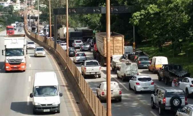 Pistas do sentido Vitória do Anel apresentaram lentidão no tráfego e congestionamento chegou em quatro quilômetros (foto: Paulo Filgueiras: EM/D.A Press) Pistas do sentido Vitória do Anel apresentaram lentidão no tráfego e congestionamento chegou em quatro quilômetros (foto: Paulo Filgueiras: EM/D.A Press)
