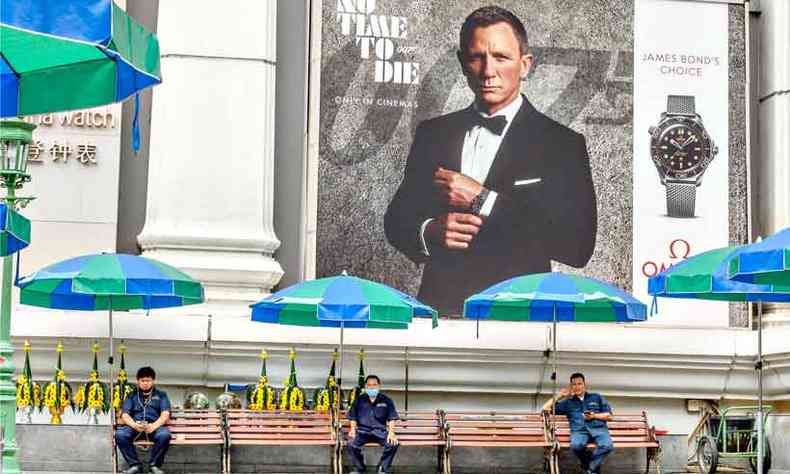 Sem tempo para morrer, o ltimo filme da franquia 007 com Daniel Craig como James Bond, sofreu seu terceiro adiamento e agora estrear em outubro. Na foto, cartaz do filme em Bangcoc (Tailndia), em setembro passado(foto: Mladen ANTONOV/AFP)