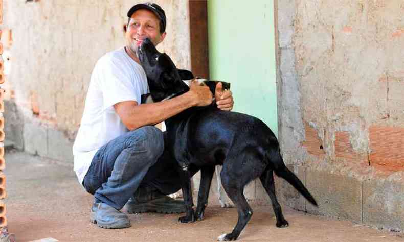 O operador de mquinas Ismael Gomes reencontrou ontem 'Nego', o cachorro que ele deixou em casa e foi levado para um abrigo(foto: Gladyston Rodrigues/EM/D.A Press)