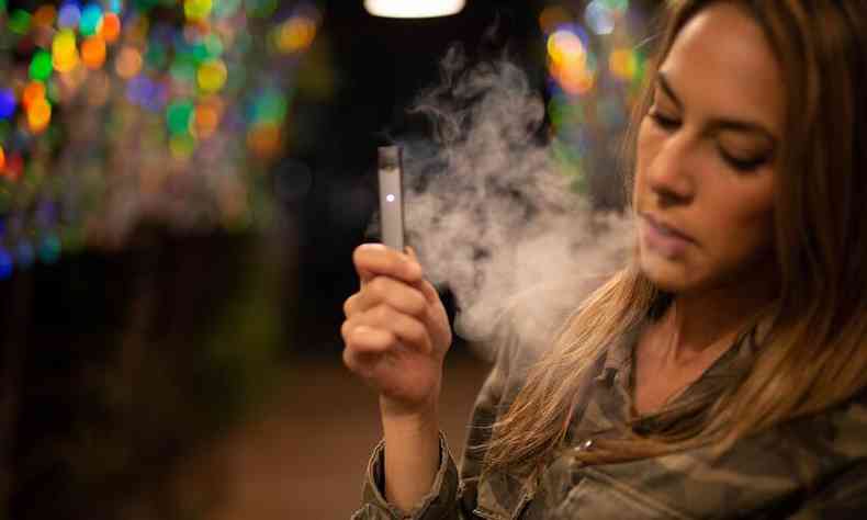 mulher fumando cigarro eletrnico