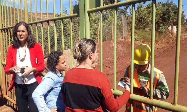 Imagem mostra deputadas Beatriz Cerqueira e Ana Paula Siqueira, e a vereadora Duda Salabert, conversando com funcionrio da empresa no porto da mina