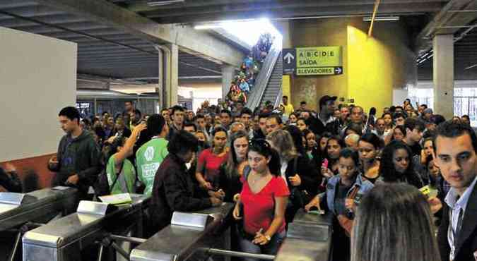 Com movimentao intensa, muitos reclamaram dos acessos  Estao Pampulha. Maiores problemas foram relatados por passageiros que chegavam ao terminal a p(foto: Fotos: Paulo Filgueiras/EM/D.A PRESS)