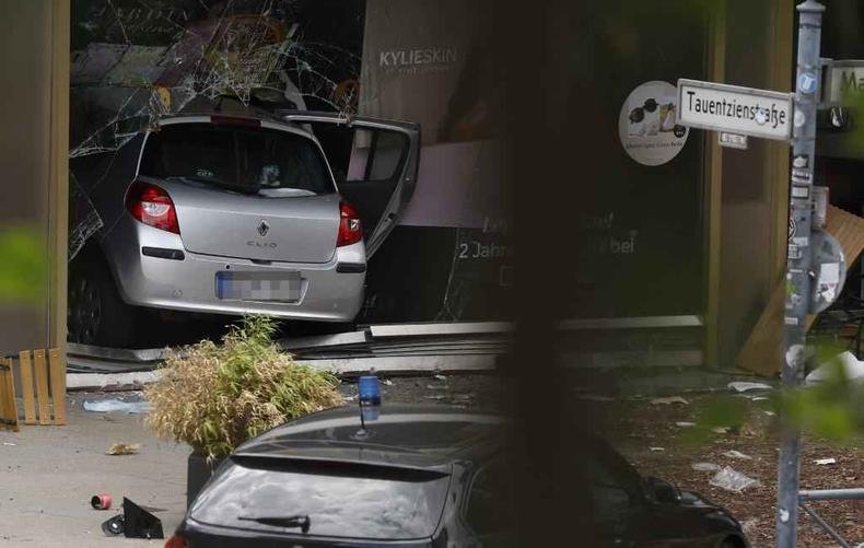 (foto: Odd ANDERSEN / AFP) Imagem do carro que atropelou e atingiu estabelecimento em Berlim