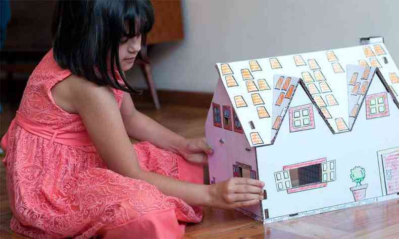 Em meio à era tecnológica, brinquedos de papelão estimulam a criatividade e são utilizados como ferramentas educativas nas escolas (foto: Ana Luiza Albuquerque/Divulgação)