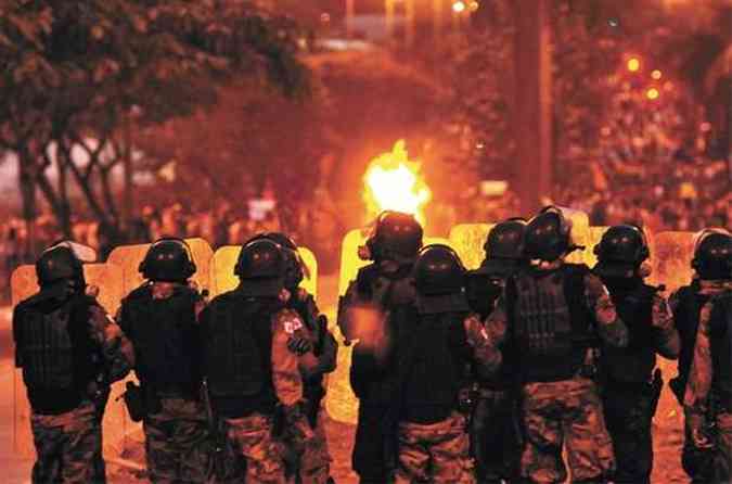 Confronto entre policiais militares e manifestantes em BH: governo teme protestos violentos durante a Copa e vai reforar segurana (foto: Marcos Michelin/EMM/D.A Press)