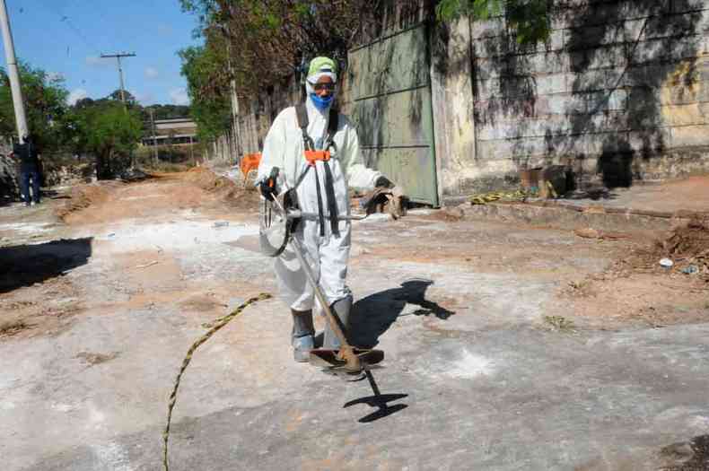Agente de sade faz desinfestao de carrapatos em Contagem(foto: Paulo Filgueiras/EM/D.A Press)