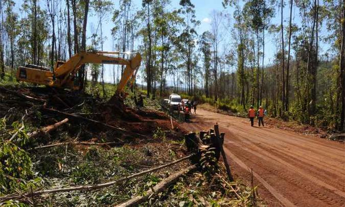 O canteiro de obras começou a ser instalado na área reservada para receber as famílias desabrigadas, mas o início da construção continua incerto (foto: Paulo Filgueiras/EM/DA Press) O canteiro de obras começou a ser instalado na área reservada para receber as famílias desabrigadas, mas o início da construção continua incerto (foto: Paulo Filgueiras/EM/DA Press)