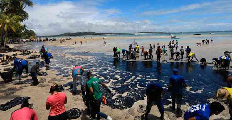 leo em praia de Pernambuco: governo ainda no sabe origem do vazamento (foto: BRUNO CAMPOS/JC IMAGENS/ESTADO CONTEDO)