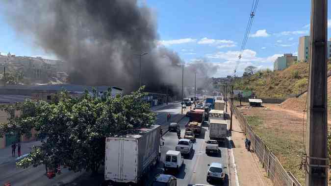 Um incndio em uma borracharia de Contagem, na Regio Metropolitana de Belo Horizonte, fecha a Via Expressa nos dois sentidos nesta quinta-feira (25/8). O local  um grande depsito de pneus, na altura do Bairro Jadim Marrocos. Jorge Lopes/E,/D.A Press