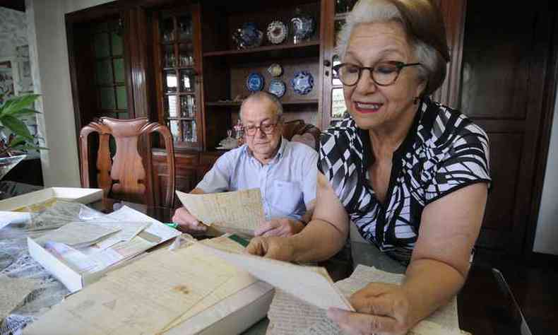 O engenheiro Ablio e a pesquisadora Maria do Carmo guardam mais de 100 cartas da famlia(foto: Beto Novaes/EM/D.A Press)