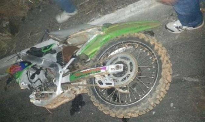 Moto que estava na carroceria e foi arremessada na pista(foto: Danilo Evangelista/Esp EM DA Press)