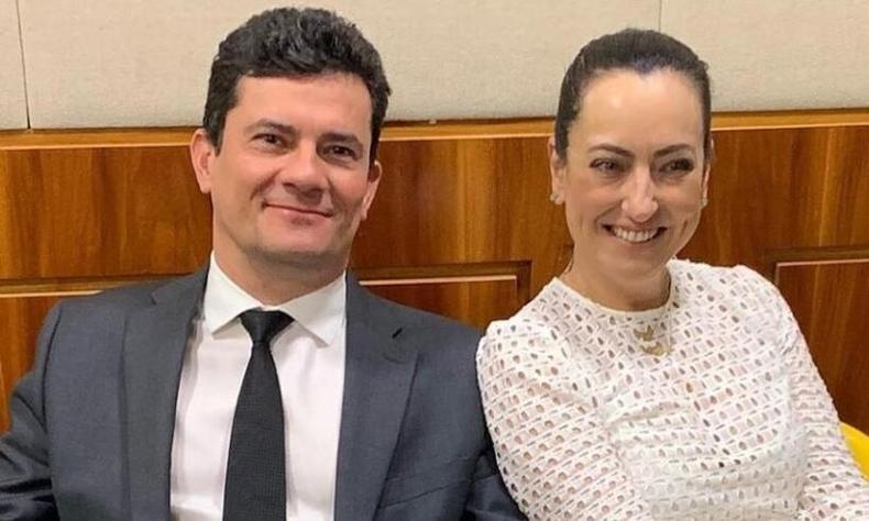 Moro e Rosangela posam para fotos 