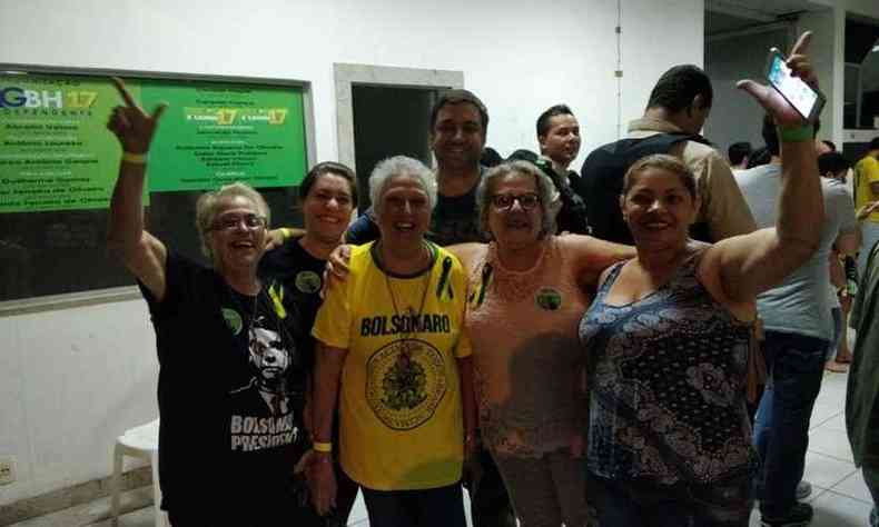 A professora aposentada Diva Helena Dias Rodrigues (de rosa) e amigos que a acompanharam no QG(foto: Lucas Negrisoli/EM)