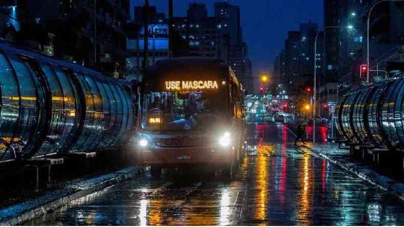 nibus com sinal em que l use mscara em Curitiba; Paran testou mais do que a mdia nacional, mesmo que em ndice abaixo de outros pases(foto: Getty Images)