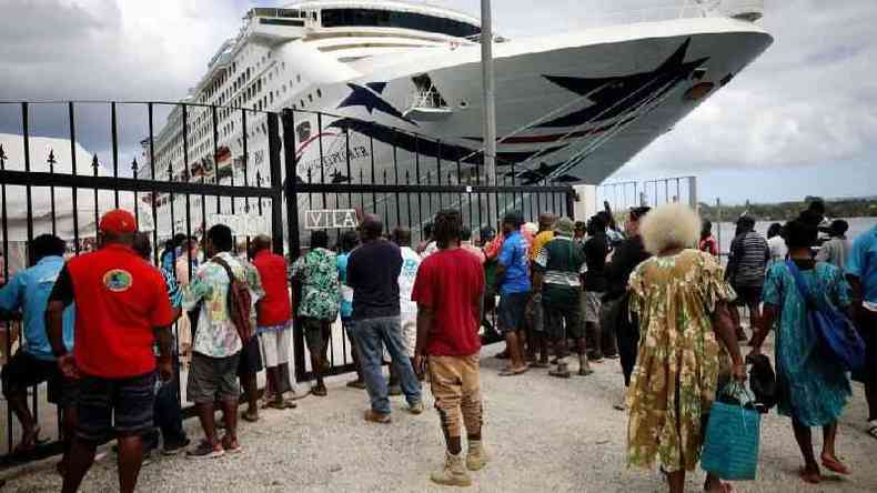 Trabalhadores locais  espera de um navio de cruzeiro em Vanuatu em dezembro de 2019; turismo foi severamente afetado(foto: Mario Tama/Getty Images)