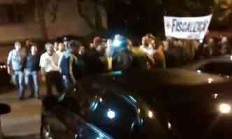 Taxistas e motoristas do Uber se aglomeraram no cruzamento Rua Tom de Souza com Avenida do Contorno(foto: Reproduo/Youtube)