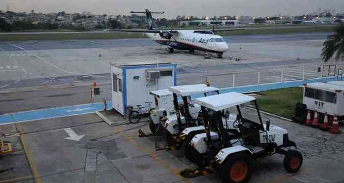 Aeronave no aeroporto Carlos Drummond de Andrade, em Belo Horizonte. Mudana de empresas areas pode multiplicar avies na pista(foto: Gladyston Rodrigues/em/d.a press))