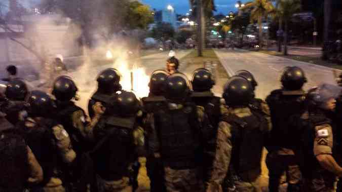 Policiais atiram bombas de gs lacrimejante e bombas de efeito moral nos manifestantes na Avenida Antnio CarlosMateus Parreira / D.A Press / EM