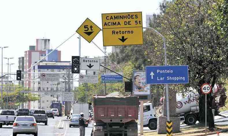 Veculos pesados so proibidos de circular em determinados horrios por algumas vias da capital, mas muitos no obedecem s leis(foto: Juarez Rodrigues/EM/D.A Press 3/10/12)