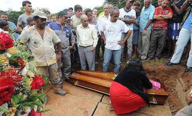 Tumulto marco enterro do mecnico de manuteno Nivaldo Jos Loureno(foto: Gladyston Rodrigues/EM/D.A Press)