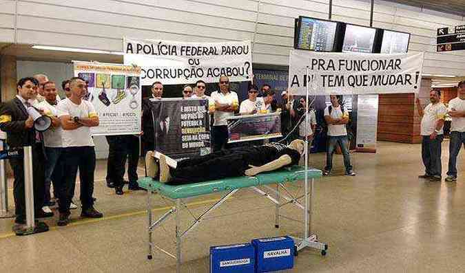 Grupo protesta com faixas e cartazes no saguo do aeroporto(foto: Sindicato dos Policiais Federais no Estado de Minas Gerais / Divulgao)