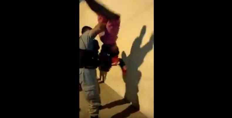 Ao do policial foi filmada e viralizou nas redes sociais(foto: Reproduo/Internet)