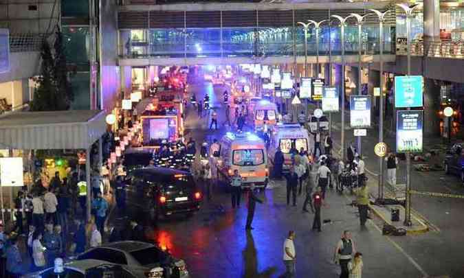 Dezenas de ambulncias foram enviadas para as proximidades do terminal, que foi isolado pela polcia(foto: ILHAS NEWS AGENCY/AFP)