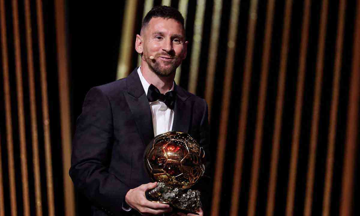 Messi conquista Bola de Ouro da France Football pela oitava vez