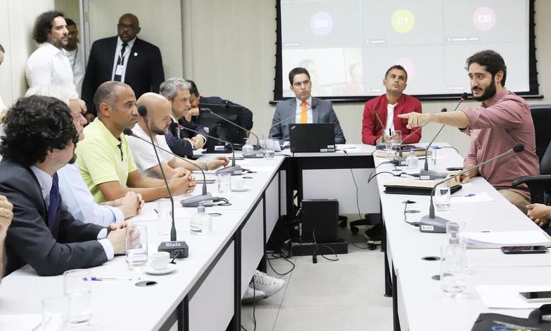 Gabriel aponta o dedo em direção ao procurador Fernando: ofensas ocorreram durante reunião de Comissão de Mobilidade Urbana, Indústria e Comércio e Serviços da CMBH(foto: Karoline Barreto/CMBH ) Gabriel aponta o dedo em direção ao procurador Fernando; vá varias outros pessoas em torno da mesa