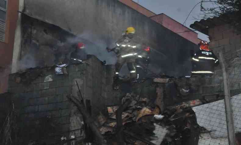 Fogo chegou a destruir um ferro-velho no Bairro Nossa Senhora de Ftima, em BH