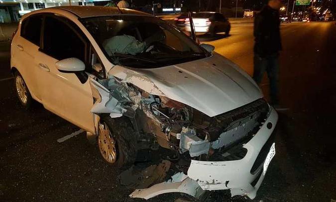 Veículo ficou com a frente destruída com o impacto da batida(foto: Polícia Militar/Divulgação) Veículo ficou com a frente destruída com o impacto da batida(foto: Polícia Militar/Divulgação)