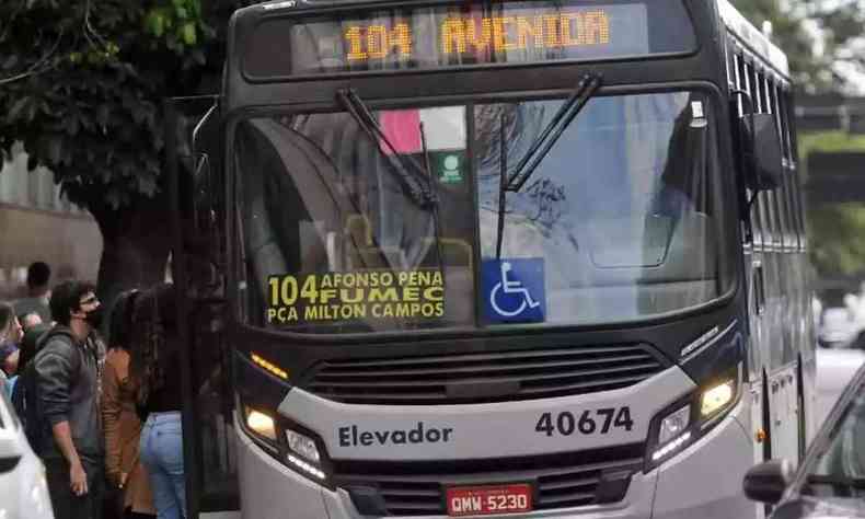 Na foto, nibus parado na Rua Tamoios, na regio Central de BH