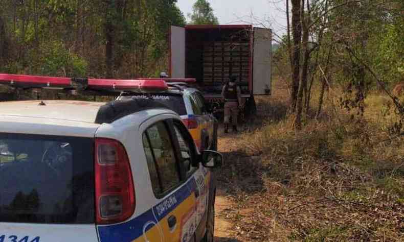 A carga avaliada em R$ 350 mil foi transferida para o caminho dos assaltantes(foto: Polcia Militar/ Divulgao)