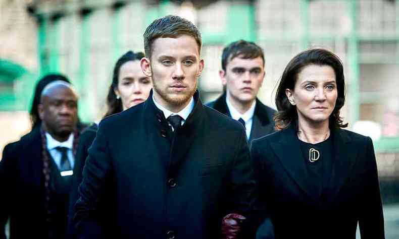 Em Gangs of London, Joe Cole e Michelle Fairley interpretam filho e mãe à procura de vingança após o assassinato de patriarca mafioso(foto: STARZPLAY/DIVULGAÇÃO )