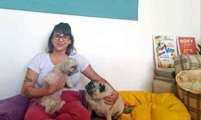 A analista de comunicação Mariella Araujo Figueiredo, de 33 anos, saiu da casa da mãe há dois anos e mora com as cachorras Porpeta (shih-tzu) e Felícia (pug)(foto: Arquivo Pessoal)
