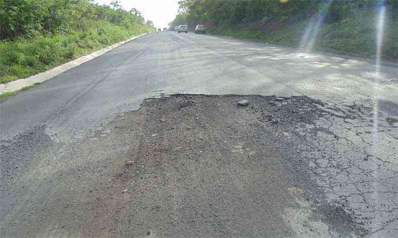 Buracos na BR-251, no trecho entre Montes Claros e Francisco S, no Norte de Minas.(foto: Luiz Ribeiro/EM/D. A Press)