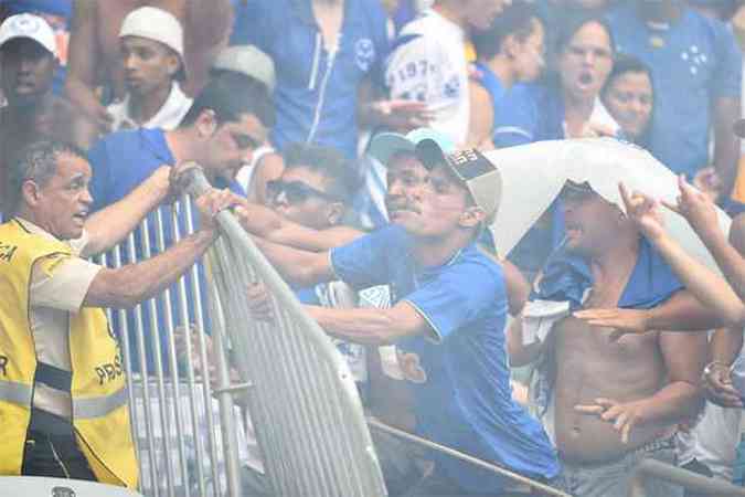 Segurana tentou conter torcedores do Cruzeiro que queriam derrubar grade que separava torcidas(foto: Alexandre Guzanshe/EM/D.A Press)